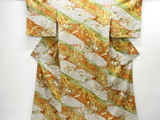 未使用品　仕立て上がり　御所車に鶴・草花模様小紋着物